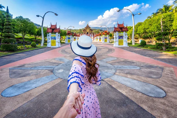 Mujeres Turistas Sosteniendo Mano Del Hombre Llevándolo Kham Luang Estilo —  Fotos de Stock