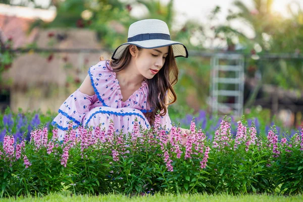 Beautiful Woman Flower Garden — Stock Photo, Image