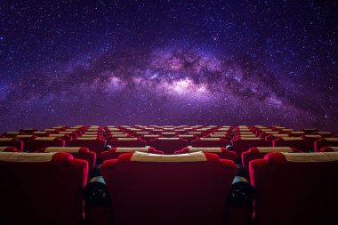 Samanyolu Galaksisi 'nde kırmızı koltuklu sinema salonu.