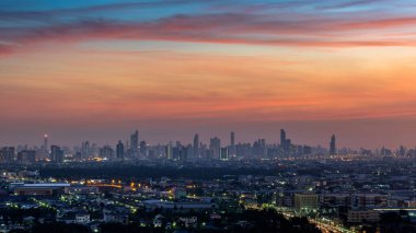 Tayland, Bangkok 'ta alacakaranlıkta şehir manzarası.
