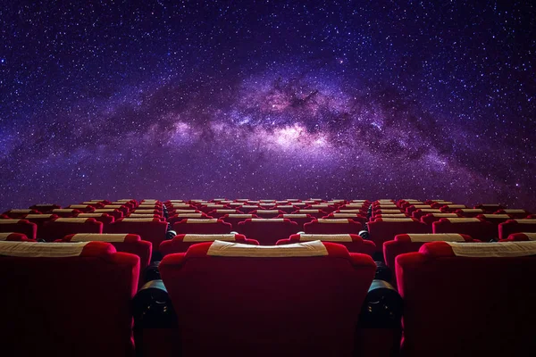 Samanyolu Galaksisi Nde Kırmızı Koltuklu Sinema Salonu — Stok fotoğraf