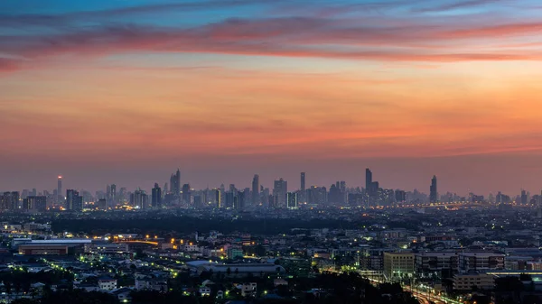 Tayland, Bangkok 'ta alacakaranlıkta şehir manzarası.