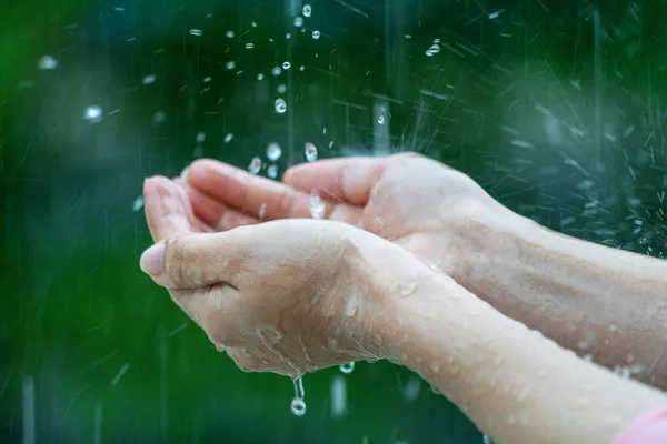 Nahaufnahme Von Feuchten Frauenhänden Regen — Stockfoto