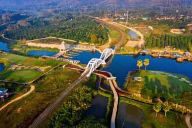 Tayland, Lamphun 'daki Thachomphu Demiryolu Köprüsü Havalimanı veya Beyaz Köprü.