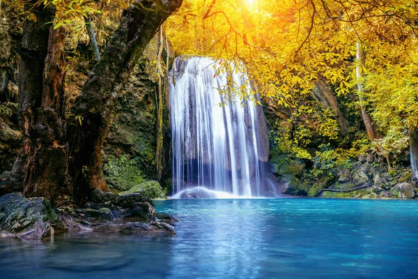 Cascada Erawan Otoño Tailandia Hermosa Cascada Con Piscina Esmeralda Naturaleza —  Fotos de Stock