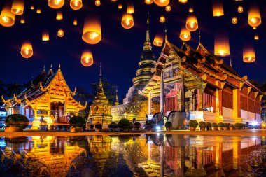 Yee peng festivali ve gökyüzü fenerleri gece Chiang Mai, Tayland 'daki Wat Phra Singh tapınağında.