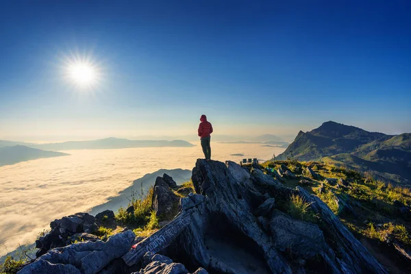 岩の上に立つ旅人 チェンライの土肥アルファ湯と朝霧 — ストック写真