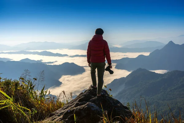 Fotógrafo Mano Sosteniendo Cámara Pie Parte Superior Roca Naturaleza Concepto — Foto de Stock