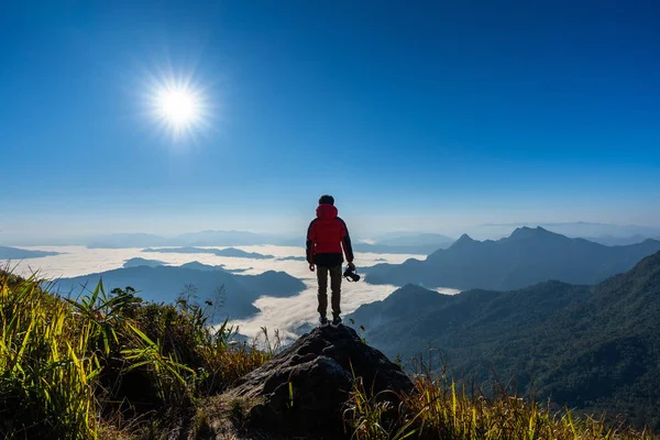 写真家の手のカメラを保持し 自然の岩の上に立っている 旅行のコンセプト — ストック写真