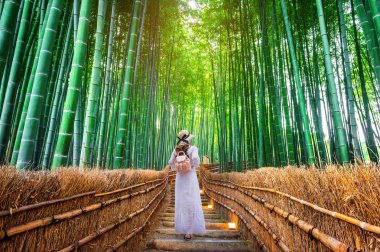 Kyoto, Japonya bambu ormanında, yürüyen kadın.