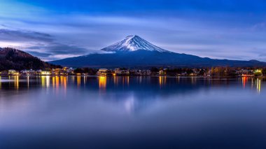 Fuji Dağı ve Kawaguchiko gölde sabah, sonbahar mevsim Fuji Dağı'nda Japonya yamanachi.