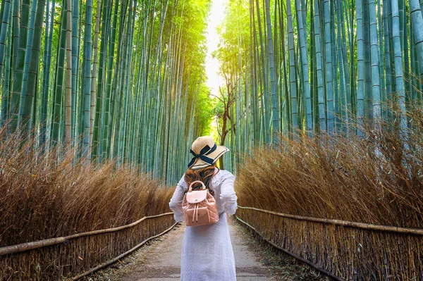 Mulher caminhando na Floresta de Bambu em Kyoto, Japão . — Fotografia de Stock