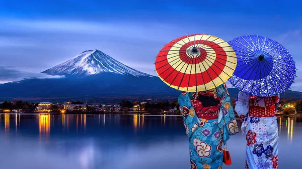후지산, 일본의 가와구치코 호에서 일본 전통 기모노를 입은 아시아 여성. — 스톡 사진