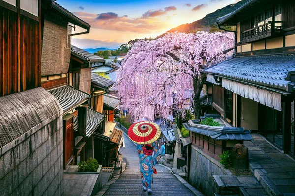 日本の伝統的な着物を着た女性が京都の春に東山地区を歩く. — ストック写真