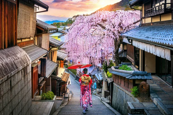 Frau im traditionellen japanischen Kimono beim Spazierengehen im historischen Highashiyama-Distrikt im Frühling, Kyoto in Japan. — Stockfoto