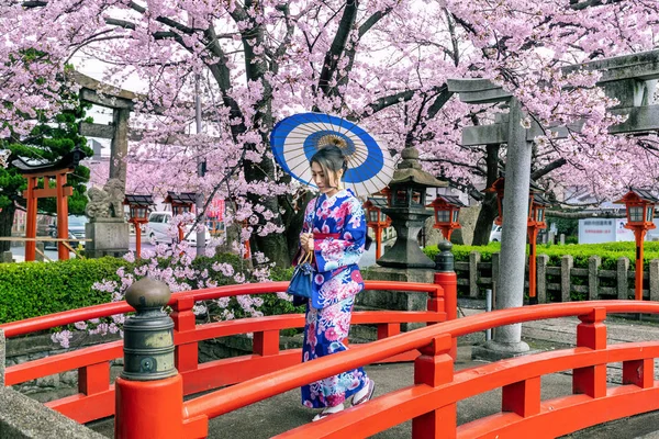 봄에 일본 전통 기모노와 벚꽃을 입은 아시아 여성, 일본의 교토 사원. — 스톡 사진