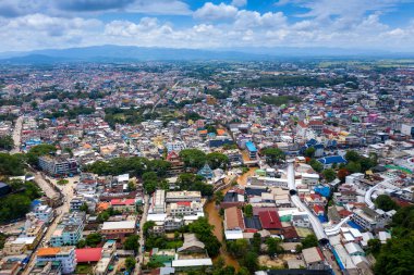 Tayland'daki Mae sai ve Myanmar'ın Shan Eyaleti'ndeki sınır pazarının havadan görünümü.