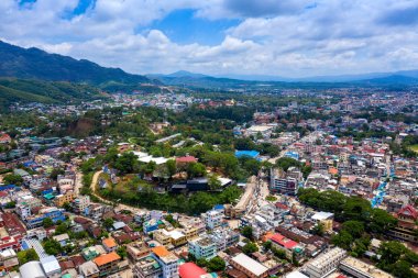 Tayland'daki Mae sai ve Myanmar'ın Shan Eyaleti'ndeki sınır pazarının havadan görünümü.