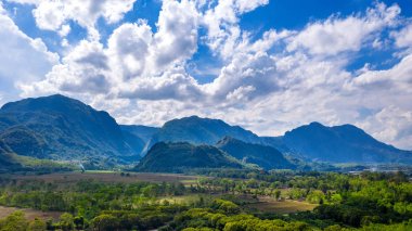 Chiang rai, Tayland'da Doi Nang Non dağları nın veya Tay mağarası Tham Luang'ın havadan görünümü.