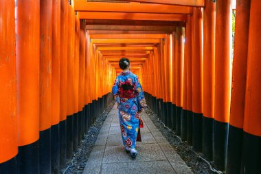 Japonya 'nın Kyoto kentindeki Fushimi Inari Tapınağı' nda geleneksel Japon kimonosu giymiş Asyalı kadınlar..