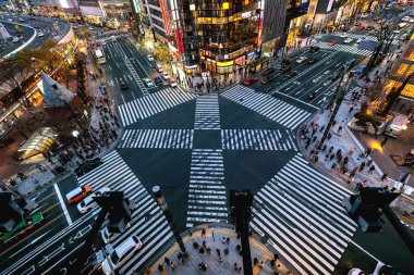 Ginza, Tokyo, Japonya'da gece kavşak havadan görünümü.