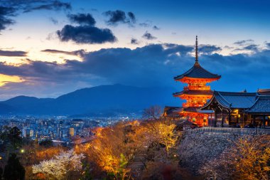 Alacakaranlıkta güzel Kyoto şehri ve tapınağı, Japonya.