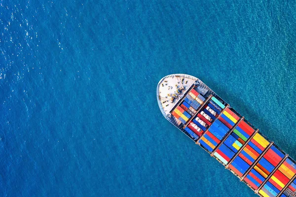 Вид з повітря контейнерного вантажного судна в морі . — стокове фото
