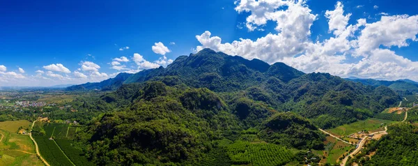 Vista aérea de las montañas Doi Nang Non o cueva tailandesa Tham Luang en Chiang rai, Tailandia . — Foto de Stock