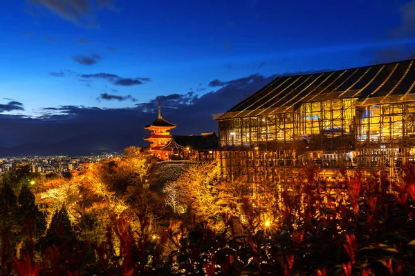 Alacakaranlıkta güzel Kyoto şehri ve tapınağı, Japonya. — Stok fotoğraf