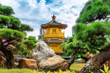 Hong Kong 'daki Chi Lin Nunnery Tapınağı yakınlarındaki Nan Lian Garden' da Altın Pavyon..