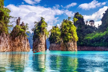 Ratchaprapha Barajı 'ndaki güzel dağlar Khao Sok Ulusal Parkı, Surat Thani Eyaleti, Tayland.