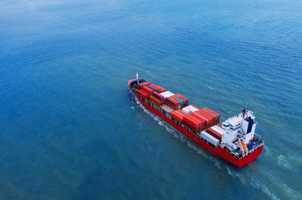 Luchtfoto van het containervrachtschip in zee. — Stockfoto