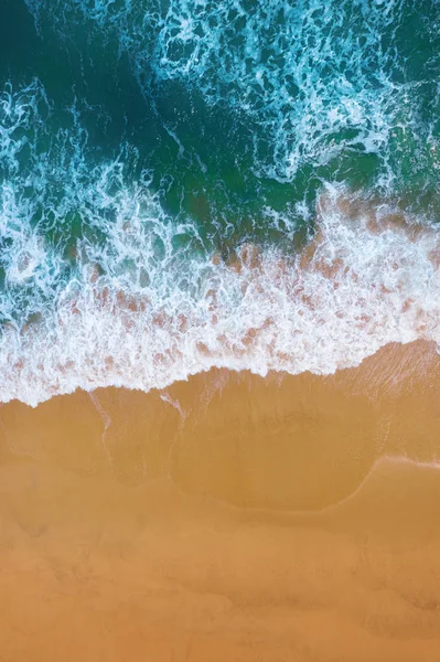 Εναέρια θέα από το κύμα του γαλάζιου ωκεανού στην αμμώδη παραλία. — Φωτογραφία Αρχείου
