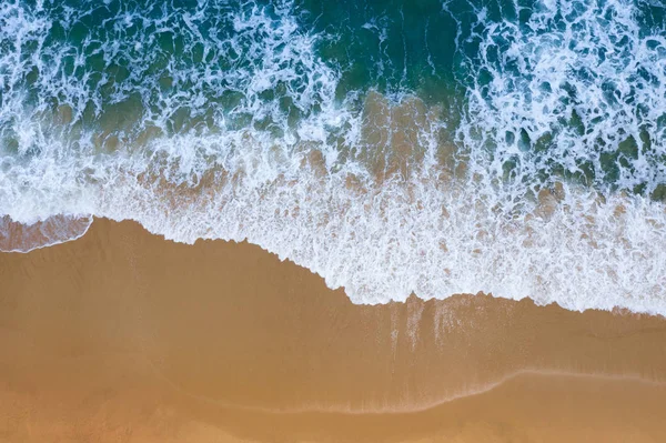 Εναέρια θέα από το κύμα του γαλάζιου ωκεανού στην αμμώδη παραλία. — Φωτογραφία Αρχείου