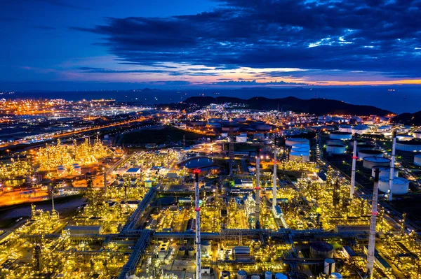 Veduta aerea della raffineria al crepuscolo . — Foto Stock