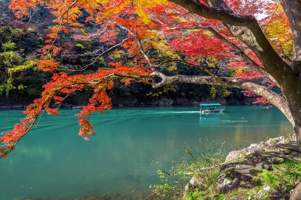 Arashiyama na temporada de outono ao longo do rio em Kyoto, Japão . — Fotografia de Stock