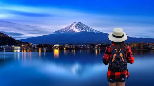 일본 후지산을 바라보는 배낭을 가진 여성 여행자. — 스톡 사진