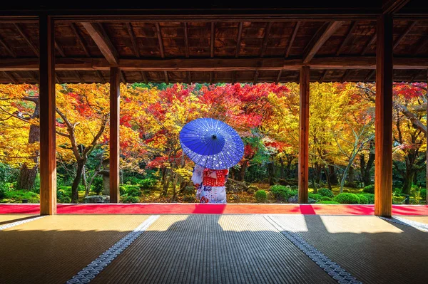 Осенью азиатка в японском традиционном кимоно в храме Энкодзи, Киото, Япония . — стоковое фото