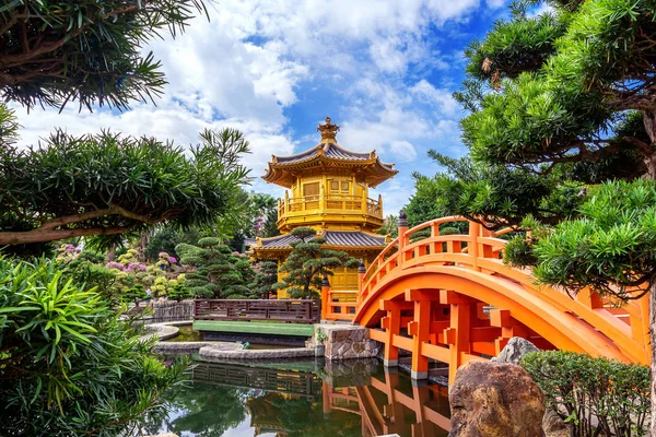 Pabellón de Oro en Nan Lian Garden cerca del templo Chi Lin Nunnery, Hong Kong. —  Fotos de Stock
