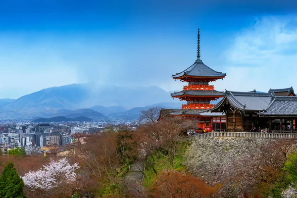 日本の赤い塔と京都の街並み. — ストック写真
