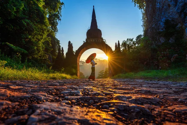 Γυναίκα στέκεται στο Khao Na Nai Luang Dharma Park στο Surat Thani, Ταϊλάνδη — Φωτογραφία Αρχείου