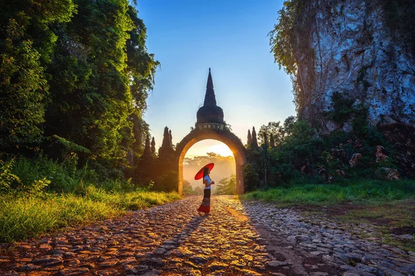 Mulher em pé no Khao Na Nai Luang Dharma Park em Surat Thani, Tailândia — Fotografia de Stock