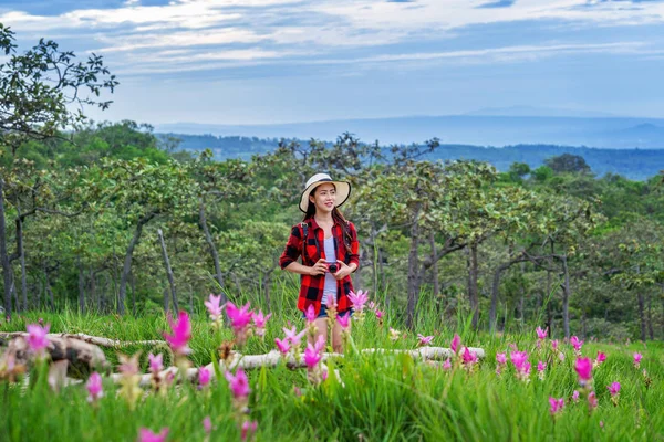 タイのクラチウの花畑で楽しむバックパックを持つ女性旅行者。旅行コンセプト. — ストック写真