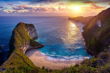 Nusa Penida adasında gün batımında Kelingking Plajı, Bali, Indonesi