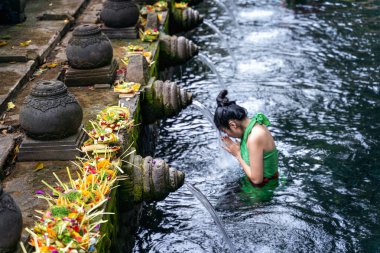Tirta Empul su tapınağında kadın dua ve banyo kutsal kaynak suları, Bali, Endonezya.