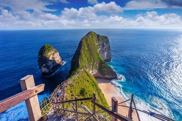 Praia de kelingking no console de Nusa Penida, Bali, Indonésia. — Fotografia de Stock