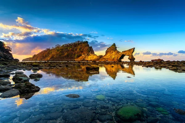 Atuh beach bei sonnenaufgang in nusa penida, bali, indonesien. — Stockfoto