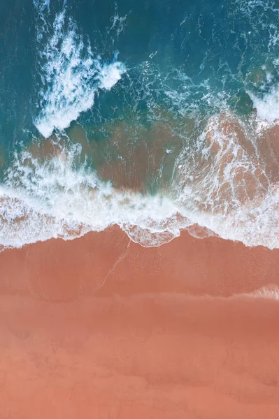 Légifotó a rózsaszín tengerpart és a kék óceán hullám. — Stock Fotó