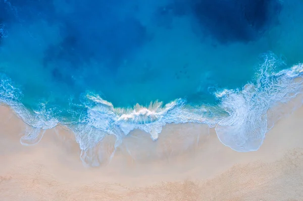 Légi kilátás Kelingking Beach Nusa Penida sziget, Bali Indonéziában. — Stock Fotó