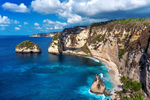 Playa del diamante en la isla de Nusa penida, Bali en Indonesia . — Foto de Stock